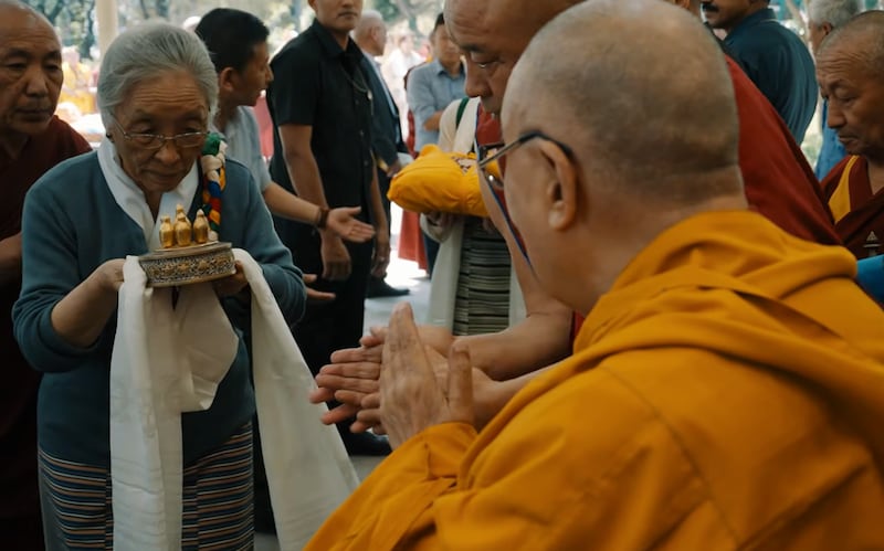 བོད་ཀྱི་བཙུན་མའི་ལས་འཆར་གྱི་སློབ་སྟོན་པ་བཀའ་ཟུར་རིན་ཆེན་མཁའ་འགྲོ་ལགས་ཀྱིས་༧གོང་ས་མཆོག་ལ་མཎྜལ་འདེགས་འབུལ་ཞུ་བཞིན་པ། ༢༠༢༦།༤།༢༤