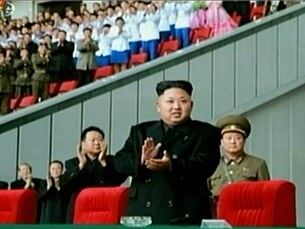 사진은 지난 2014년 김정은 국방위원회 제1위원장이 평양 5월1일 경기장 주석단에 등장하는 모습. 김 제1위원장 바로 뒤에 서있는 최룡해 노동당 비서와 군복을 입은 경호원의 모습이 눈에 띈다. 