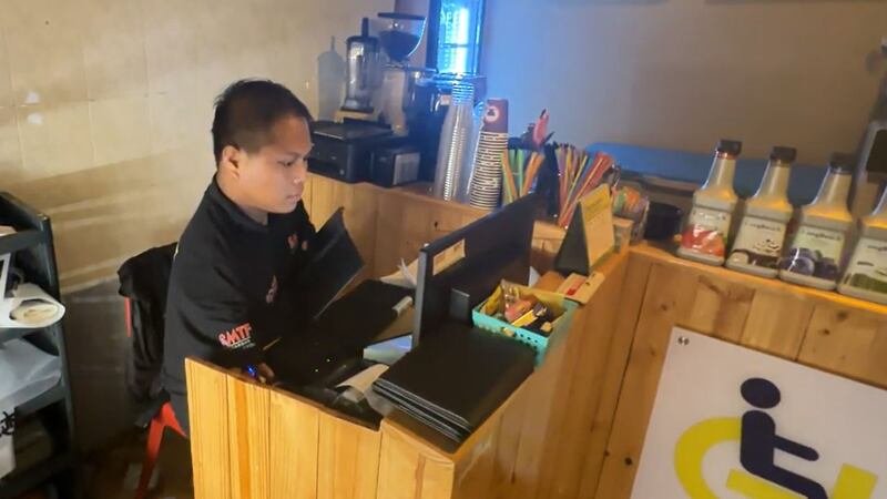 Golden Hope - Cafeteria & Bakery House ငွေသိမ်းကောင်တာတွင် အလုပ်လုပ်ကိုင်နေသည့် ကိုထွန်းထွန်းနိုင်အား ၂၀၂၃ ခုနှစ်၊ နိုဝင်ဘာလအတွင်း တွေ့ရစဉ်။ (Photo: RFA)