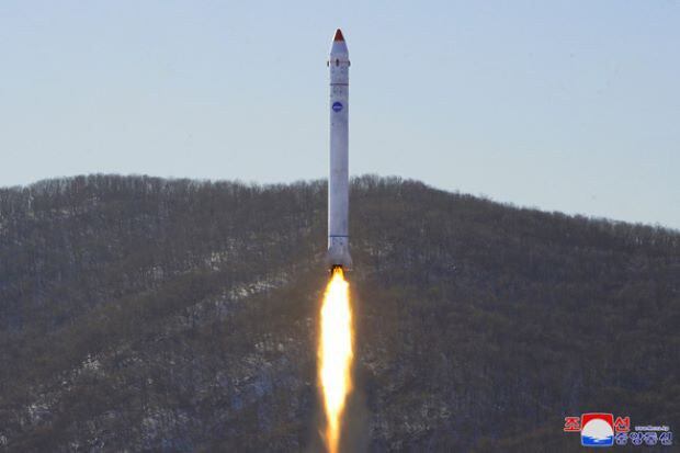 북한 국가우주개발국은 지난 18일 평안북도 철산군 동창리 서해위성발사장에서 정찰위성 개발을 위한 최종 단계의 중요 시험을 했다고 19일 조선중앙통신이 보도했다.