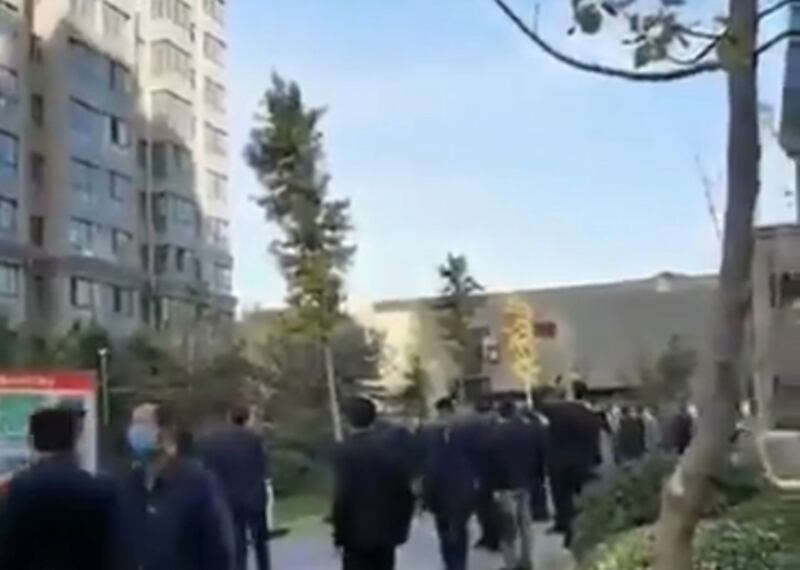 李克強在河南安陽瓦店鄉東路村考察期間,高空傳來喊冤聲。(視頻截圖)