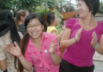 Các em bé gái đang vui đùa tại cơ sở của tổ chức Senhoa. Courtesy Senhoa.org