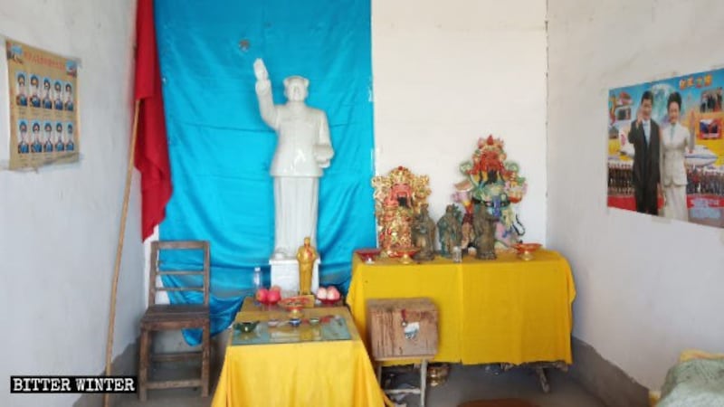 农村寺庙入口正对着毛泽东塑像(寒冬网站)