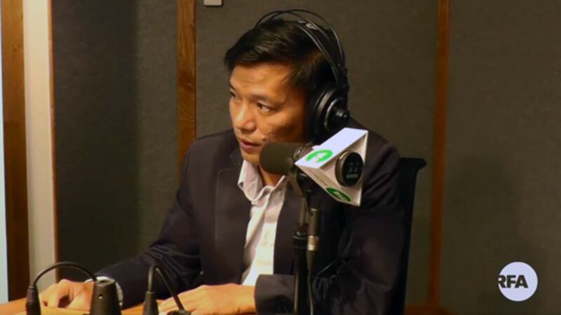 នាយក​ប្រតិបត្តិ​នៃ​អង្គការ​ក្រុម​ការងារ​ពិសេស​សិទ្ធិ​លំនៅឋាន លោក សៀ ភារម្យ ចូល​រួម​ក្នុង​កម្មវិធី​វេទិកា​អ្នក​ស្ដាប់​វិទ្យុ​អាស៊ីសេរី នៅ​យប់​ថ្ងៃ​ទី​២២ ខែ​ធ្នូ ឆ្នាំ​២០១៧ នា​រដ្ឋធានី​វ៉ាស៊ីនតុន សហរដ្ឋអាមេរិក។