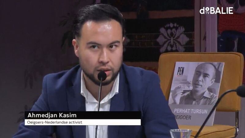 گوللاند تىلغا تەرجىمە قىلىنغان، تۈرمىدىكى يازغۇچى پەرھات تۇرسۇننىڭ «ئارقا كوچا» ناملىق رومانى توغرىلىق گوللاندىيەنىڭ «دېبالە» تېلېۋىزىيەسىدە ئۆتكۈزۈلگەن سۆھبەتتە گوللاندىيەدىكى ياش سىياسىي پائالىيەتچى ئەخمەتجان قاسىم سۆزلىمەكتە. 2023-يىلى ئۆكتەبىر.