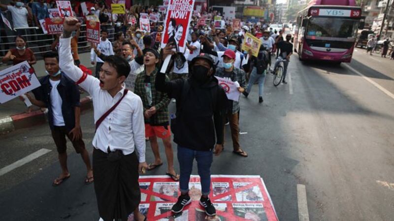 myanmar-anti-junta-protesters-hledan-junction-yangon-feb26-2021.jpg