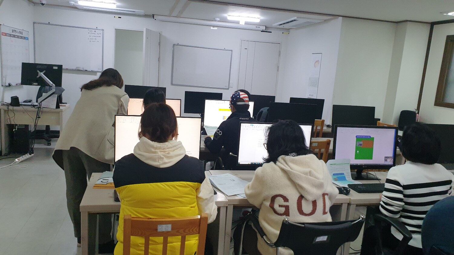 프라이밍사관학교 컴퓨터 수업 모습.