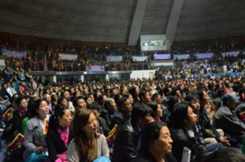 图片: 超过五千名藏人及支持者在会上听取各政要的演说。 (记者丹珍拍摄)