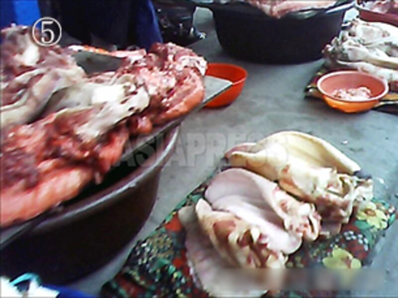꽃무늬가 새겨진 천 위에 돼지 귀가 놓여 있다. 사진-아시아프레스 제공