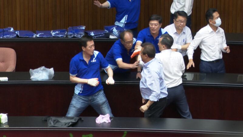 国、民两党立委在台湾最高民意殿堂上演全武行。（记日李宗翰摄）