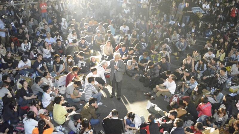 2014年春天台独大老辜宽敏赴立法院为太阳花学运学生讲话。 (制宪基金会提供)
