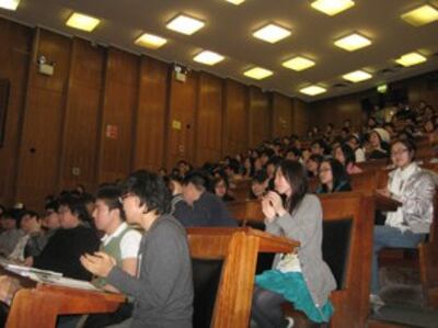 图片:八九民运领袖王丹星期四晚间在伦敦帝国理工学院,与两百多名来自中国各地以及台港的留学生举行民主对话。(记者张安安)