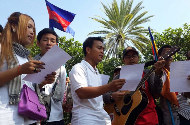 យុវជន​មួយ​ក្រុម​ជួប​គ្នា​សម្ដែង​មតិ ច្រៀង​ចម្រៀង​ស្នេហា​ជាតិ លើក​បដា និង​ប្រមូល​ស្នាម​មេដៃ បង្ហាញ​ពី​ការ​មិន​ពេញ​ចិត្ត​ចំពោះ​ការ​កំណត់​តម្លៃ​សេវា​ទូរស័ព្ទ​ចល័ត ដាក់​ជូន​ស្ថាប័ន​រដ្ឋាភិបាល នា​បរិវេណ​វត្ត​ភ្នំ នៅ​ថ្ងៃ​ទី​១៤ ខែ​ធ្នូ ឆ្នាំ​២០១៣។