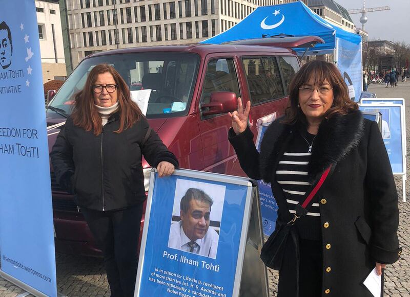 «ئىلھام توختىنى قوللاش گۇرۇپپىسى» نىڭ مەسئۇلى ئەنۋەر جان ئەپەندىنىڭ ئۇيۇشتۇرۇشى بىلەن بېرلىندىكى براندېنبۇرگ مەيدانىدا ئۆتكۈزۈلگەن رەسىم كۆرگەزمىسى. 2023-يىلى 22-فېۋرال.