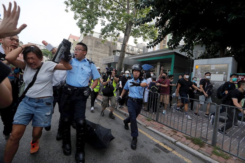 2019年7月13日,香港警察袭击示威者。(美联社)