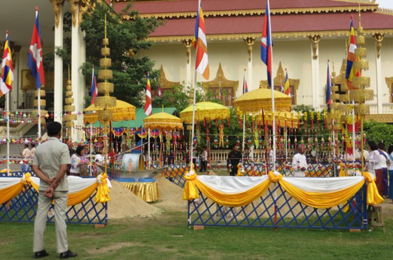 ទិដ្ឋភាព​ពិធី​កាន់​បិណ្ឌ​វេន​ទី​៩ របស់​លោក​នាយក​រដ្ឋមន្ត្រី ហ៊ុន សែន នៅ​វត្ត​មុនី​សុវណ្ណ ហៅ​វត្ត​ចំពុះ​ក្អែក ដែល​ស្ថិត​នៅ​ក្នុង​ភូមិ​ចំពុះក្អែក សង្កាត់​ព្រែកថ្មី ខណ្ឌ​ច្បារអំពៅ រាជធានី​ភ្នំពេញ កាល​ពី​ព្រឹក​ថ្ងៃ​ទី​៦ ខែ​តុលា ឆ្នាំ​២០១៥។ 