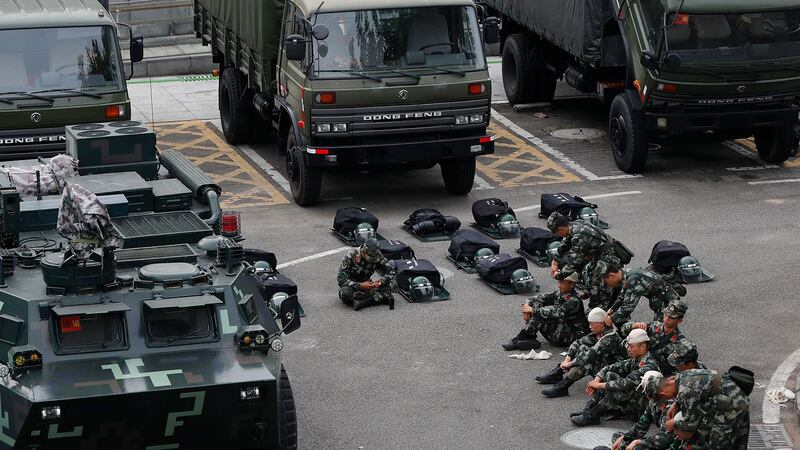 2019年10月30日，武警装甲车军车在深圳湾体育馆集结。（美联社）