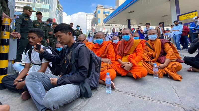 ក្រុម​យុវជន​ និង​ព្រះសង្ឃ ធ្វើ​សមាធិ​ក្នុងរង្វង់​ហ៊ុមព័ទ្ធ​របស់​កង​សន្តិសុខ នៅ​ព្រឹក​ថ្ងៃ​ទី៨ ខែ​កក្កដា ឆ្នាំ២០២០ ឧទ្ទិស​កុសល​ដល់​បណ្ឌិត កែម ឡី ដែល​ត្រូវ​ឃាតក​បាញ់​សម្លាប់ នៅ​ក្នុង​ហាង​សាំង​កាល់តិច (Caltex) បូកគោ កាល​ពី​ថ្ងៃ​ទី១០ ខែ​កក្កដា ឆ្នាំ២០១៦។