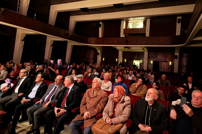 «مىراس» نامىدىكى «يىپەك يولى كوللېكتىپى» نىڭ «ئالتە شەھەر كونسېرتى» نىڭ ئەڭ ئاخىرقى مەيدان ئويۇنىدا تاماشىبىنلار. 2024-يىلى دېكابىر، ئەنقەرە.