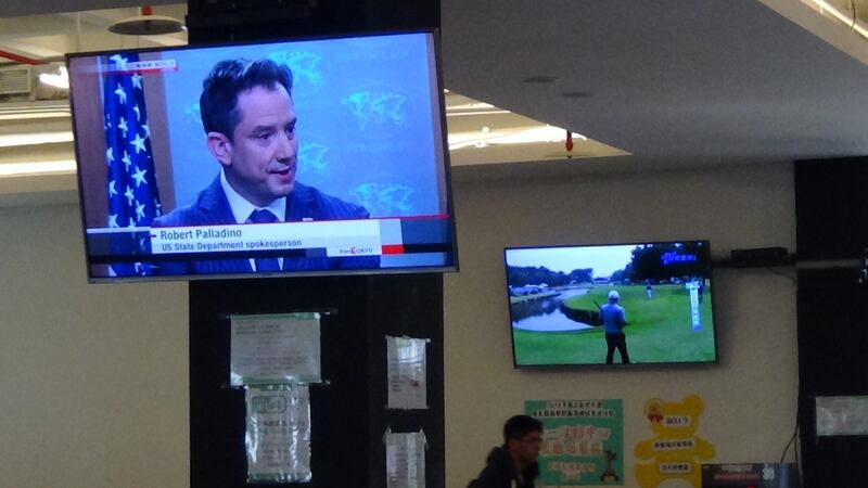 本台记者前往台湾大学活动中心餐厅采访，两台电视分别播放日本NHK新闻台和体育台。（记者夏小华摄）