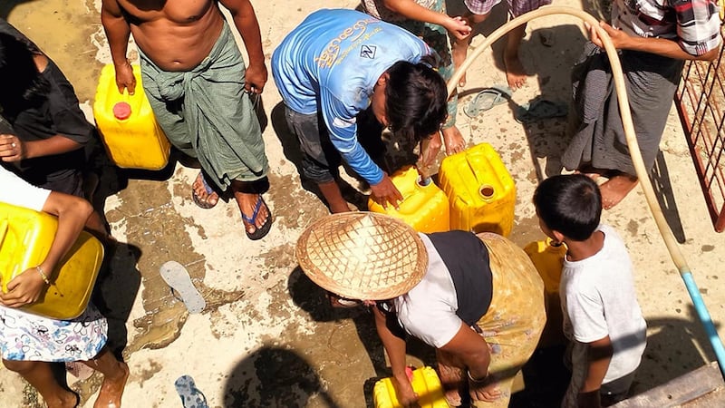ပုဏ္ဏားကျွန်းမြို့နယ်ရှိ ရေရှားပါးနေသည့်ကျေးရွာများမှ ဒေသခံများအား ပုဏ္ဏားကျွန်းလူငယ်များ အစည်းအရုံးက ရေလှူဒါန်းပေးနေသည်ကို ၂၀၂၄ ခုနှစ် မေလ ၁၅ ရက်နေ့က တွေ့ရစဉ်။ (Photo: Facebook/Ponnagyun Youths Association - PYA)