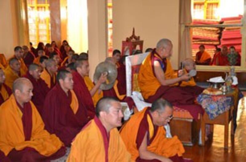 图片:达兰萨拉十一个西藏民间组织举行祈福法会。(记者丹珍摄)