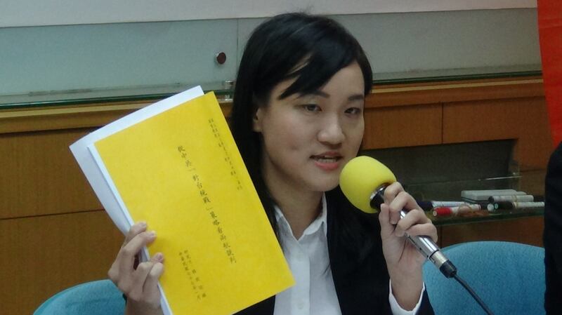 与会民进党立委参选人谢佩芬质疑韩国瑜30年前硕士论文与今日立场大转弯。(记者夏小华摄)