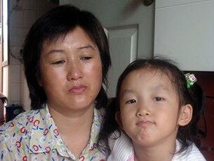새터민 김분옥 씨와 난치병 `림프기형'을 앓고 있는 딸 김서녕 양의 2006년 모습.
