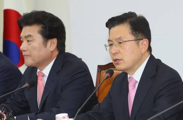 제21대 국회의원 선거일인 15일 국회에서 열린 미래통합당-미래한국당 안보연석회의에서 통합당 황교안 대표가 발언하고 있다. 왼쪽은 한국당 원유철 대표.