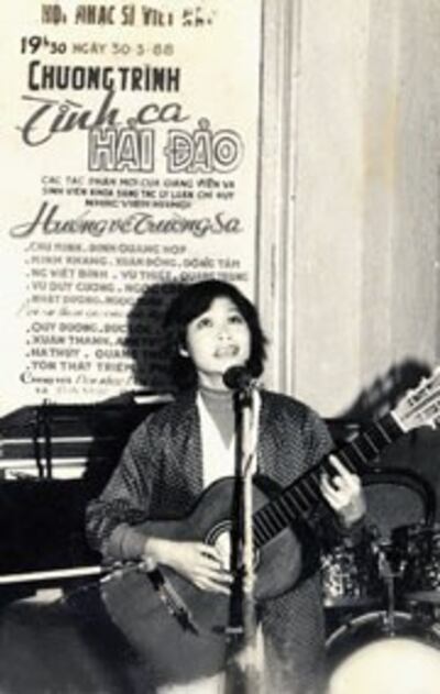 Nhạc sĩ Quỳnh Hợp hát ca khúc "Nghe em hát ở Trường Sa" do nhà báo Trần Hồng (báo QĐND) chụp. Bức ảnh này đã được đăng trên báo Hànộimới ra ngày 17/4/1988.