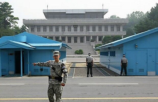판문점에서 미군 병사가 길을 안내하고 있다.