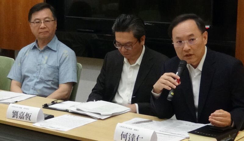 陆委会和教育部官员列席答覆国民党立委质疑台湾学者赴陆任教相关规定。（记者夏小华摄）