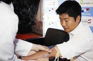 채혈을 통해 1주일 내에 만성음식물 알레르기를 파악할 수 있는 알로퀀트 검사를 하는 모습.