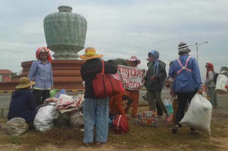 ប្រជាពលរដ្ឋ​រស់នៅ​ភូមិ​សង្គមថ្មី ឃុំ​ថ្មដា ស្រុក​វាលវែង ខេត្ត​ពោធិ៍សាត់ ទូល​ចាន​ឆ្នាំង​ខោអាវ និង​កាន់​បដា​ទាមទារ​រឿង​ដីធ្លី​នៅ​តាម​បណ្ដោយ​ផ្លូវ​ជាតិ​លេខ​៥ ខេត្ត​ពោធិ៍​សាត់ កាល​ពី​ថ្ងៃ​ទី​១ ខែ​ធ្នូ ឆ្នាំ​២០១៤។ 