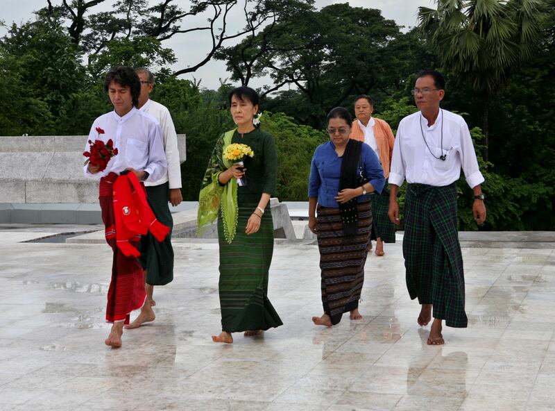 ဒေါ်အောင်ဆန်းစုကြည်နှင့် ကင်မ်အဲရစ်တို့ ၂၀၁၁ ခုနှစ် ဇူလိုင် ၁၂ ရက်နေ့က ရန်ကုန်မြို့ အာဇာနည်ဗိမာန်မှာ ဒေါ်အောင်ဆန်းစုကြည်ရဲ့ဖခင် ဗိုလ်ချုပ်အောင်ဆန်းကို သွားရောက် ဂါရဝပြုစဉ်။ (Photo : Reuters)