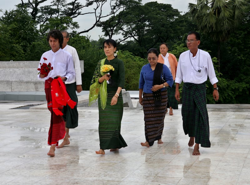 ဒေါ်အောင်ဆန်းစုကြည်နှင့် ကင်မ်အဲရစ်တို့ ၂၀၁၁ ခုနှစ် ဇူလိုင် ၁၂ ရက်နေ့က ရန်ကုန်မြို့ အာဇာနည်ဗိမာန်မှာ ဒေါ်အောင်ဆန်းစုကြည်ရဲ့ဖခင် ဗိုလ်ချုပ်အောင်ဆန်းကို သွားရောက် ဂါရဝပြုစဉ်။ (Photo : Reuters)