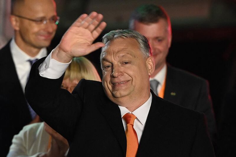 2022 年 4 月 3 日,匈牙利总理欧尔班(Viktor Orban)在布达佩斯多瑙河畔的选举基地庆祝。 (法新社)