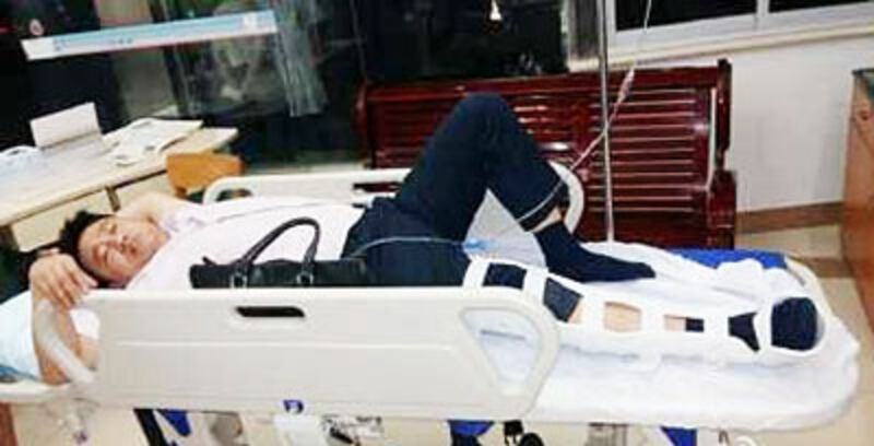 2015年5月17日晚上，湖南律師謝陽在廣西南寧北部灣建材巿場被黑社會圍毆，腳部骨折受傷。 (照片來自維權人士)