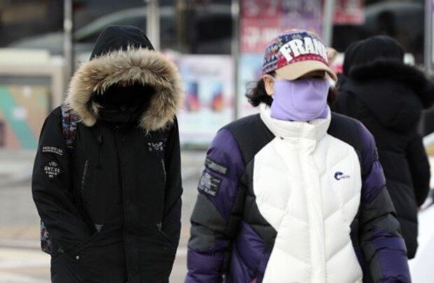 청주시 서원구 거리에서 시민들이 외투를 두껍게 입고 걷고 있다. 