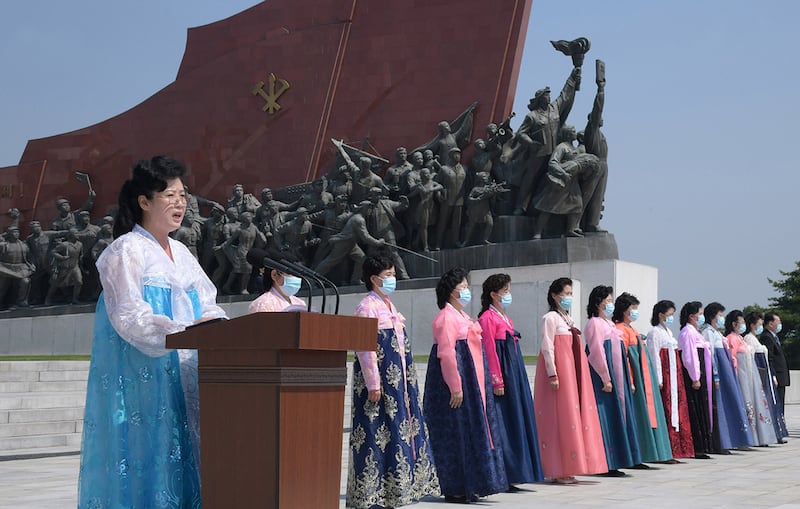 북한 노동당 외곽조직인 '사회주의여성동맹' 일군들과 여맹원들이 지난달 24일 만수대 언덕에서 맹세모임을 진행했다고 중앙통신이 25일 보도했다.
