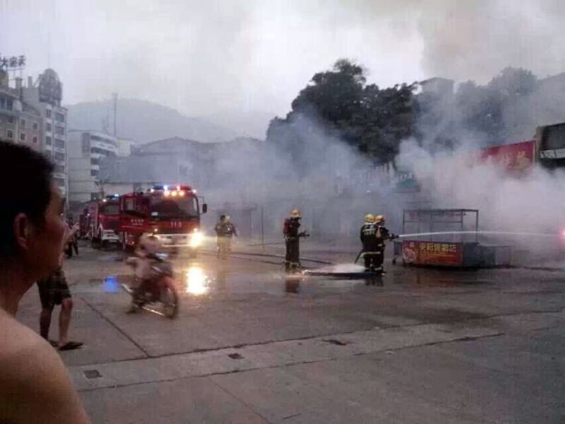 當局出動多輛消防車進行灌救。（網友提供）