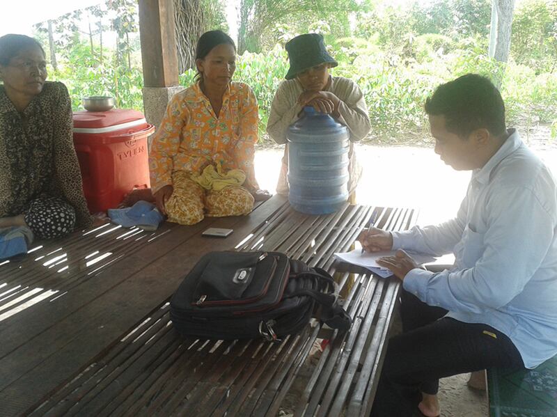 មន្ត្រី​អង្គការ​សិទ្ធិ​មនុស្ស​លីកាដូ (LICADHO) (ស្ដាំ) ចុះ​ប្រមូល​ព័ត៌មាន​ពី​ប្រជាពលរដ្ឋ​មាន​ដី និង​ផ្ទះ​នៅ​ចំណុច​ភូមិ​ស្រែពពាយ ឃុំ​សន្ទ្រែ ស្រុក​ភ្នំក្រវាញ ខេត្ត​ពោធិ៍សាត់ កាល​ពី​ថ្ងៃ​ទី​១៨ ខែ​កក្កដា ឆ្នាំ២០១៦។ Photo LICADHO