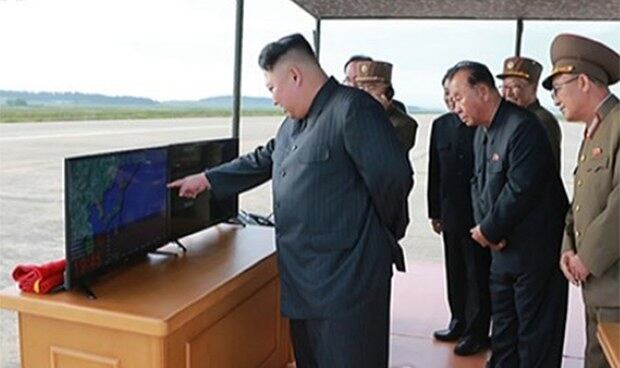 중장거리탄도미사일(IRBM) '화성-12형'의 발사장면 영상에서 북태평양상 탄착지점을 손가락으로 가리키고 있는 김정은 위원장의 모습.