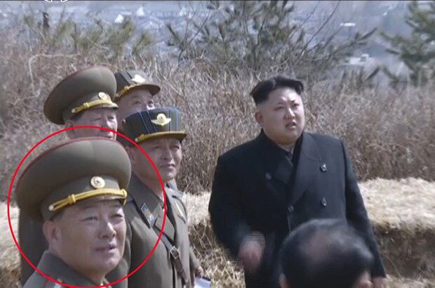 북한 김정은 국방위원회 제1위원장이 지난달 30일 숙청한 것으로 전해진 현영철 인민무력부장(붉은 원)이 5월에 방영된 기록영화에 그대로 등장하고 있어 '처형' 여부가 주목된다. 