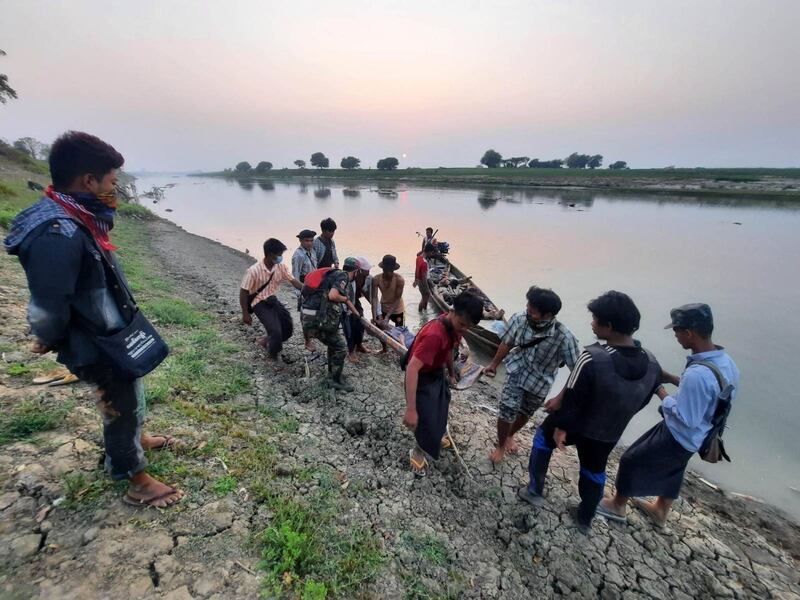 မြင်းမူမြို့နယ်ဘက်အခြမ်း ညောင်ရင်းကျွန်းပေါ်တွင် အသတ်ခံခဲ့ရသူများ၏ ရုပ်အလောင်းများ သယ်ယူနေသည်ကို ၂၀၂၃ ခုနှစ်၊ မတ်လ ၃ ရက်နေ့က တွေ့ရစဉ်။ (Photo: Citizen Journalist)