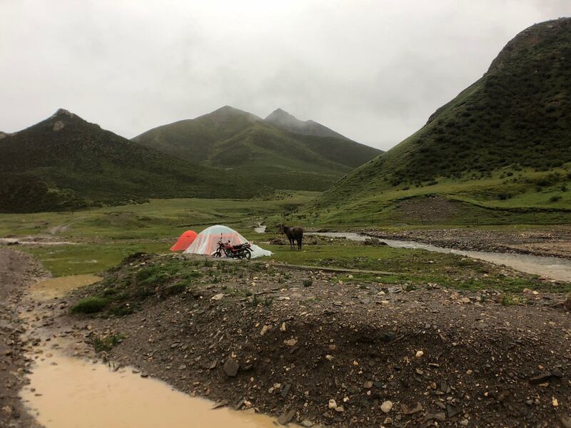 唯色8天在阿尼玛卿圣山徒步露宿时常常遇到下雨。（唯色提供）