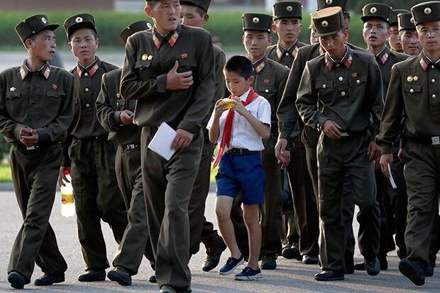 하루 일과를 끝낸 병사들이 한 초등학생과 함께 길을 걷고 있다.