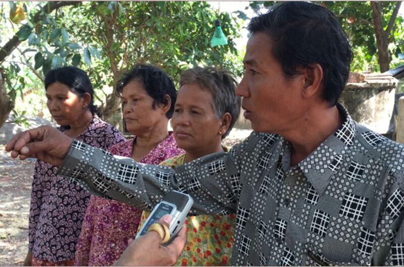 ពលរដ្ឋ ៤​នាក់ ដែល​ត្រូវ​តុលាការ​កំពូល​ប្រកាស​សាល​ដីកា​ស្ថាពរ​លើ​សំណុំ​រឿង​ព្រហ្មទណ្ឌ​ផ្ដើម​ដោយ​ជម្លោះ​ដីធ្លី នា​ភូមិ​៤ ឃុំ​អូរត្រេះ ស្រុក​ស្ទឹងហាវ ខេត្ត​ព្រះសីហនុ ផ្ដល់​បទសម្ភាសន៍​ដល់​វិទ្យុ​អាស៊ីសេរី កាល​ពី​ថ្ងៃ​ទី​២០ ខែ​កុម្ភៈ ឆ្នាំ​២០១៥។ 