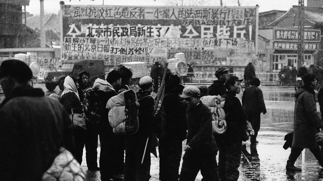 1967年1月27日,背负沉重行李的红卫兵在雪中的北京街头集结。