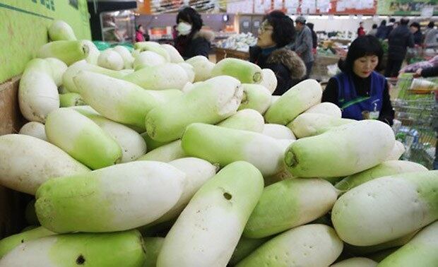 서울의 한 대형마트의 무 판매대.